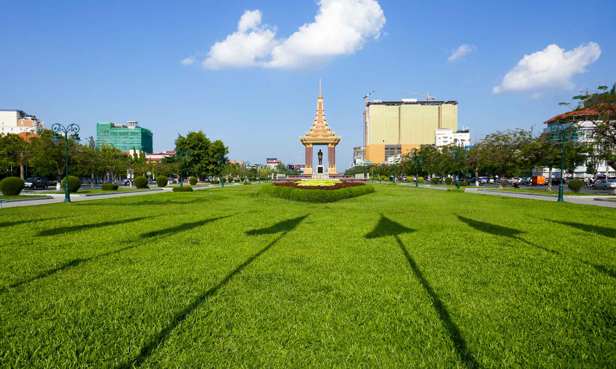 Suramarit Boulevard and the statue of Norodom Sihanouk