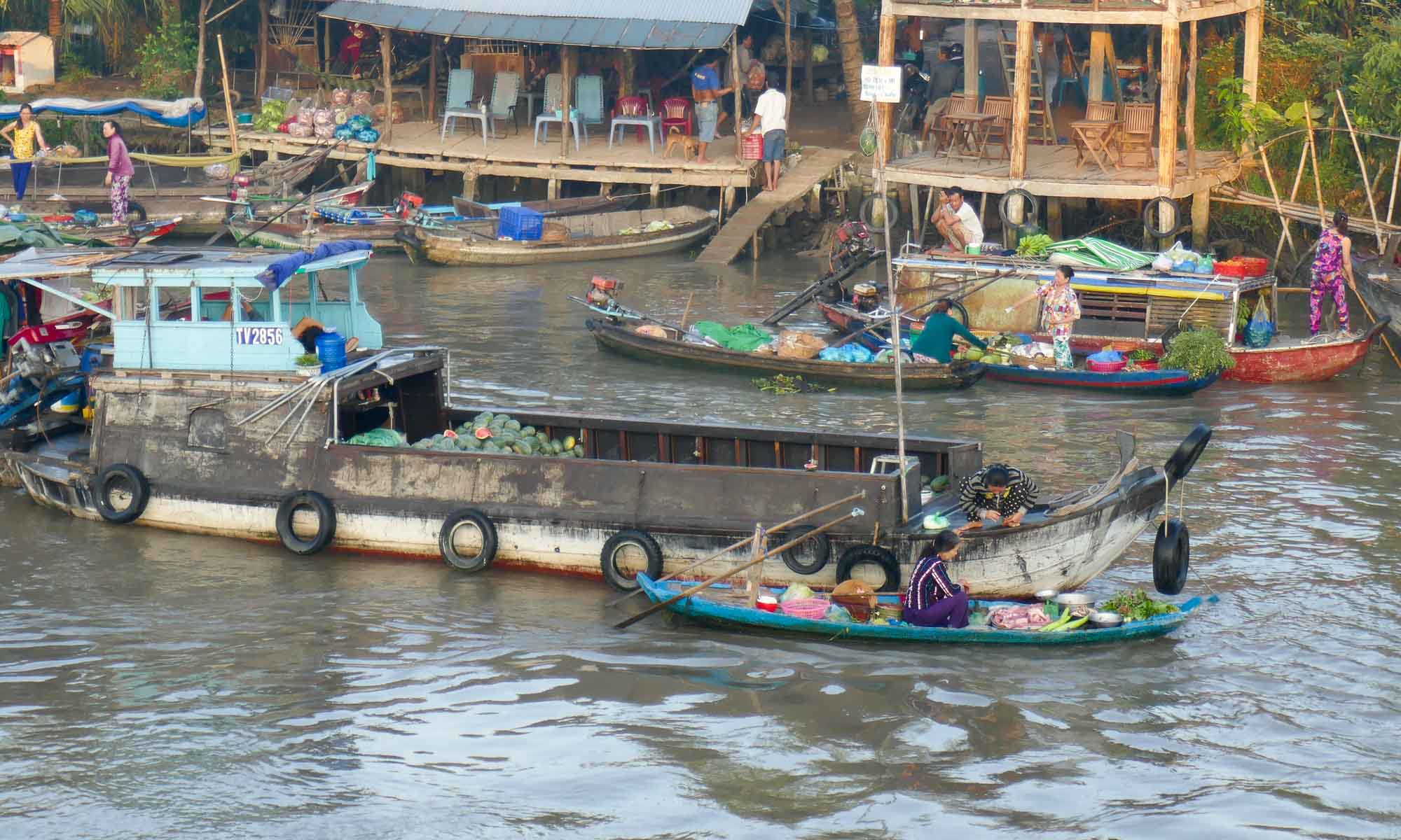 Breakfast is sold to the market traders by small boats