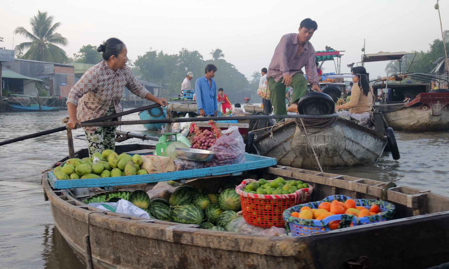 Phong Dien market just after sunrise
