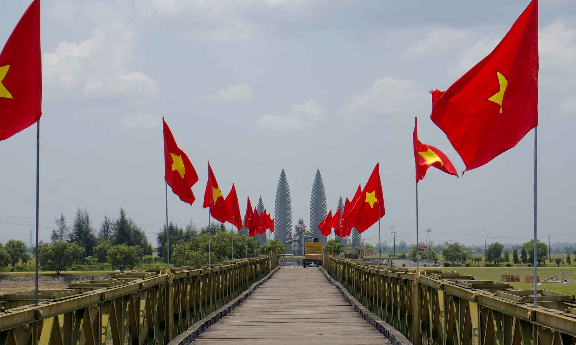 The bridge with the monument in the background