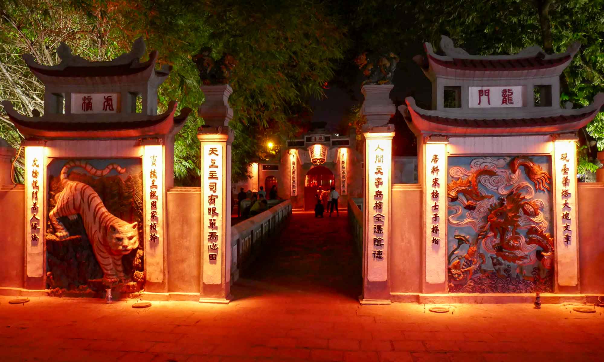 Ngoc Son Temple by night
